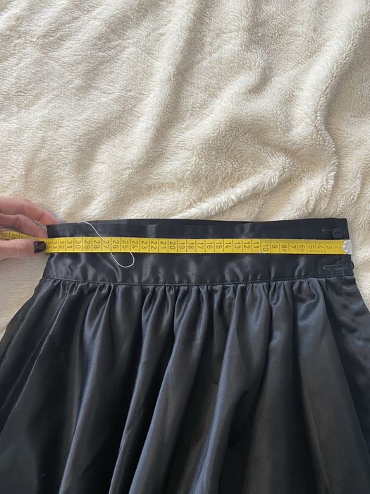Атласна спідниця чорого кольору в розмір S
