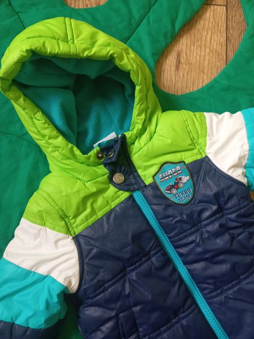 Zimowa pikowana kurtka z kapturem dla chłopca ocieplana polarem 68 74