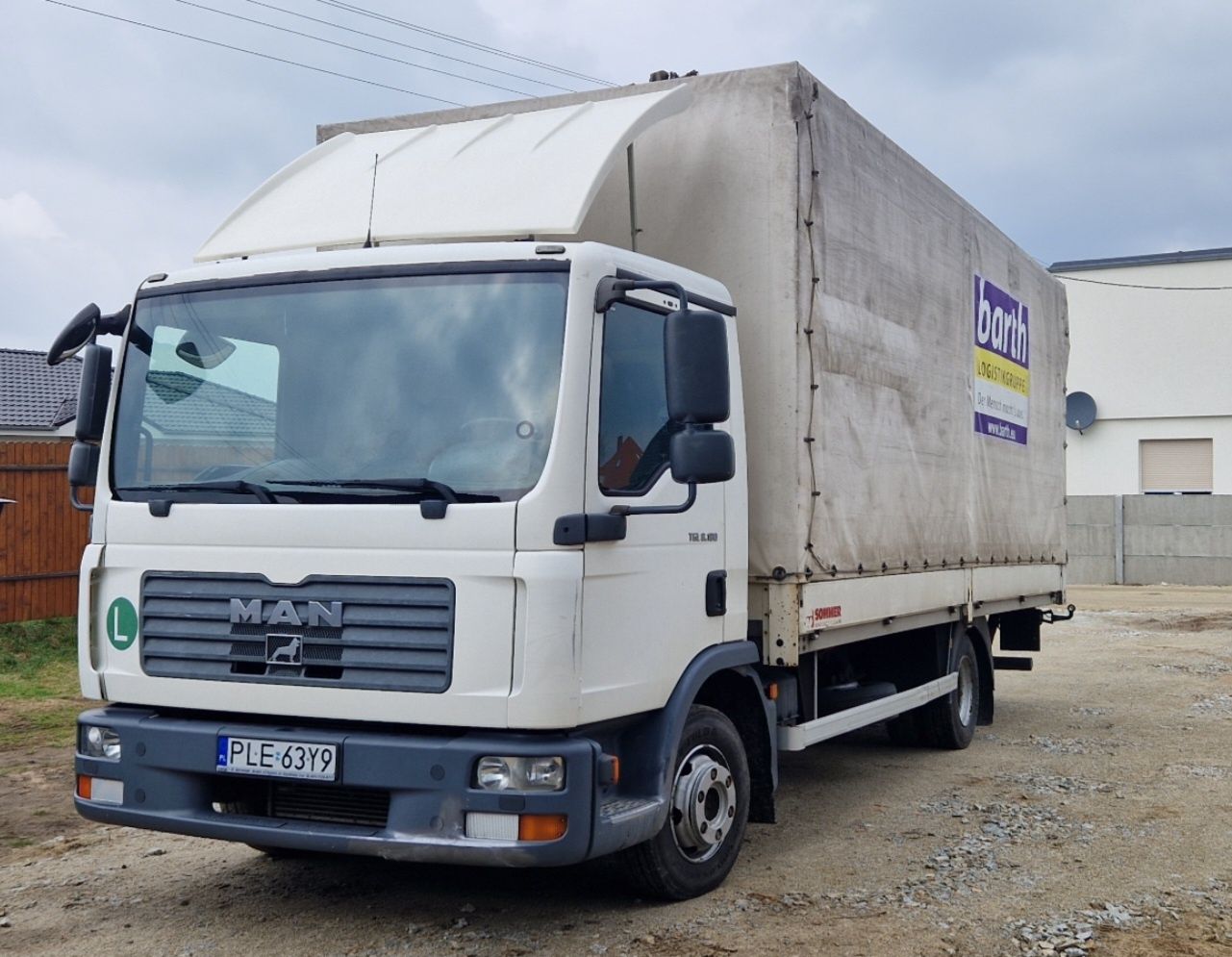 Stała wspołpraca Transport Ciężarówka z windą plandeka