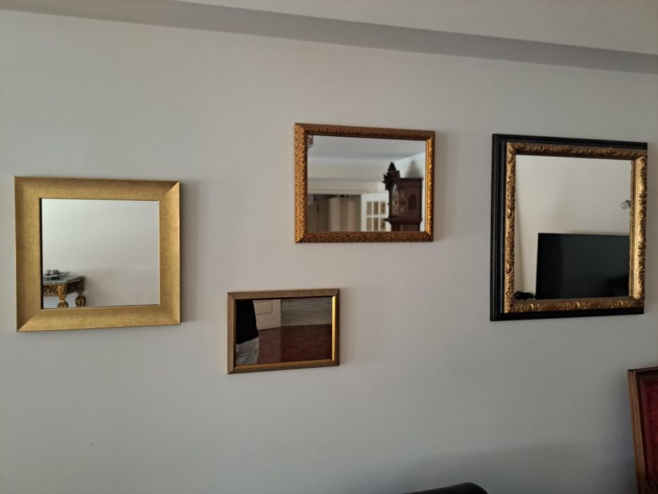 Espelhos com moldura dourada.