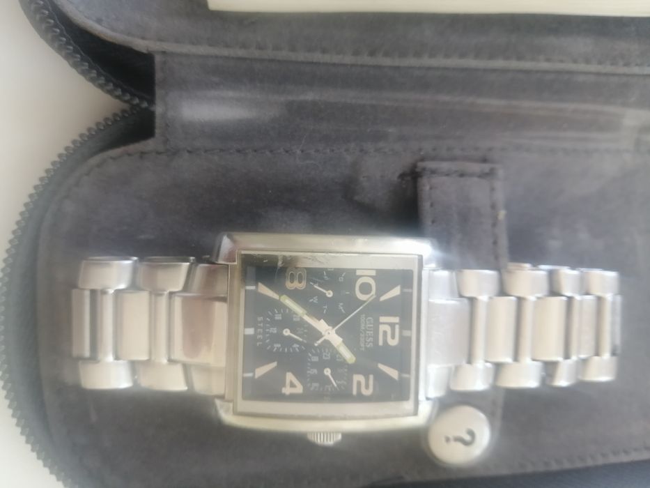 Оригинальные наручные часы фирмы GUESS