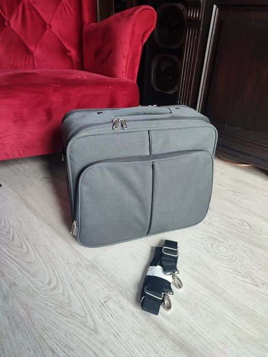 Torba na ramię, podróżna na laptopa czy dokumenty