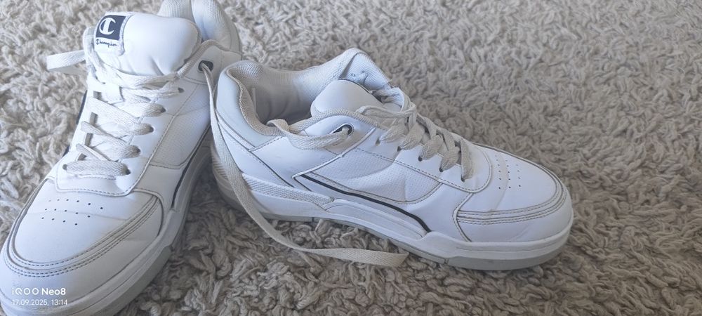 Кросівки чоловічі білого кольору р42,5