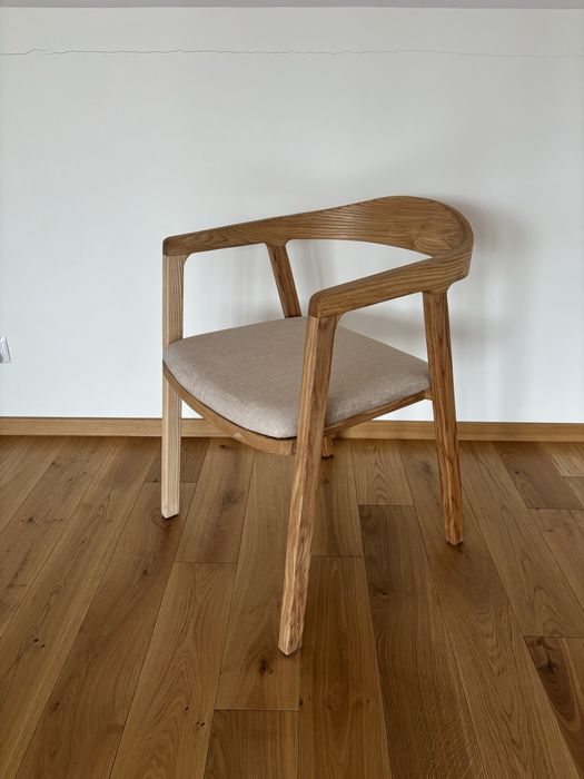 Krzesło drewniane, tapicerowane, nowoczesne