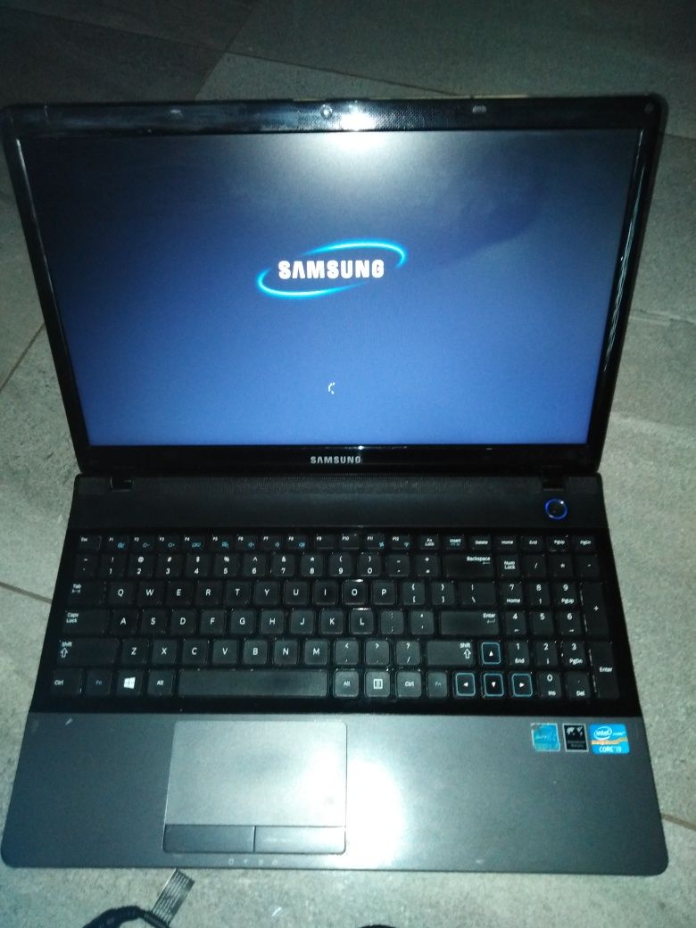 Laptop Samsung 300 E4C INTEL CORE i3