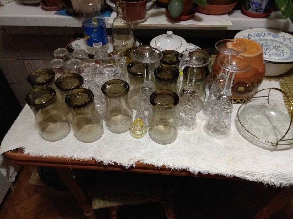 Продам ложки,  вилки  тарелки, хрусталь,  вазы, кастрюли, сервизы итп