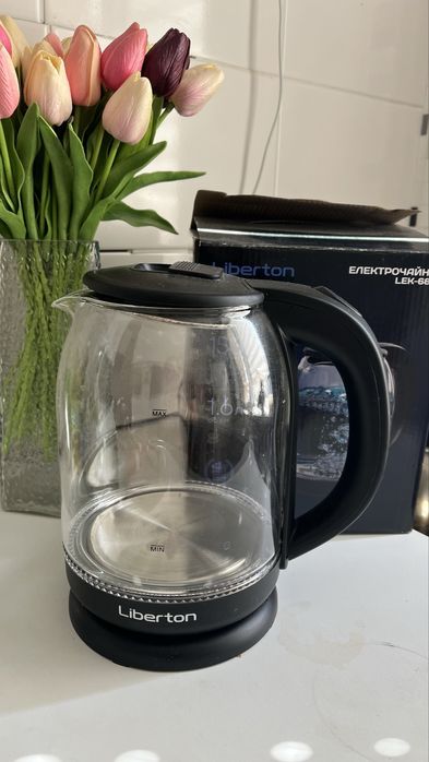 Електричний чайник Liberton