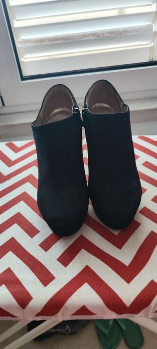 Botim preto com efeito calcanhar