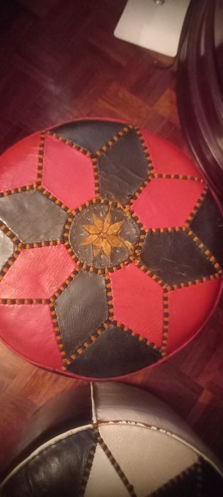 2 pufs em pele para estufar