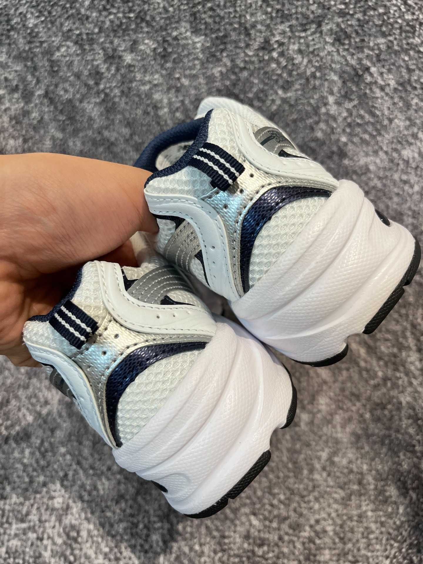 WhiteSilver\NewBalance*Damskie*ModaMR530SG UnisexTrampki.39.5