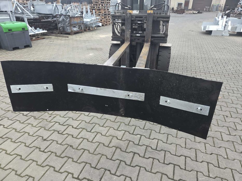 Zgarniacz do sniegu i błota na wozek widłowy