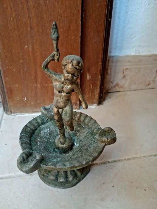 Cinzeiro Antigo com Estátua