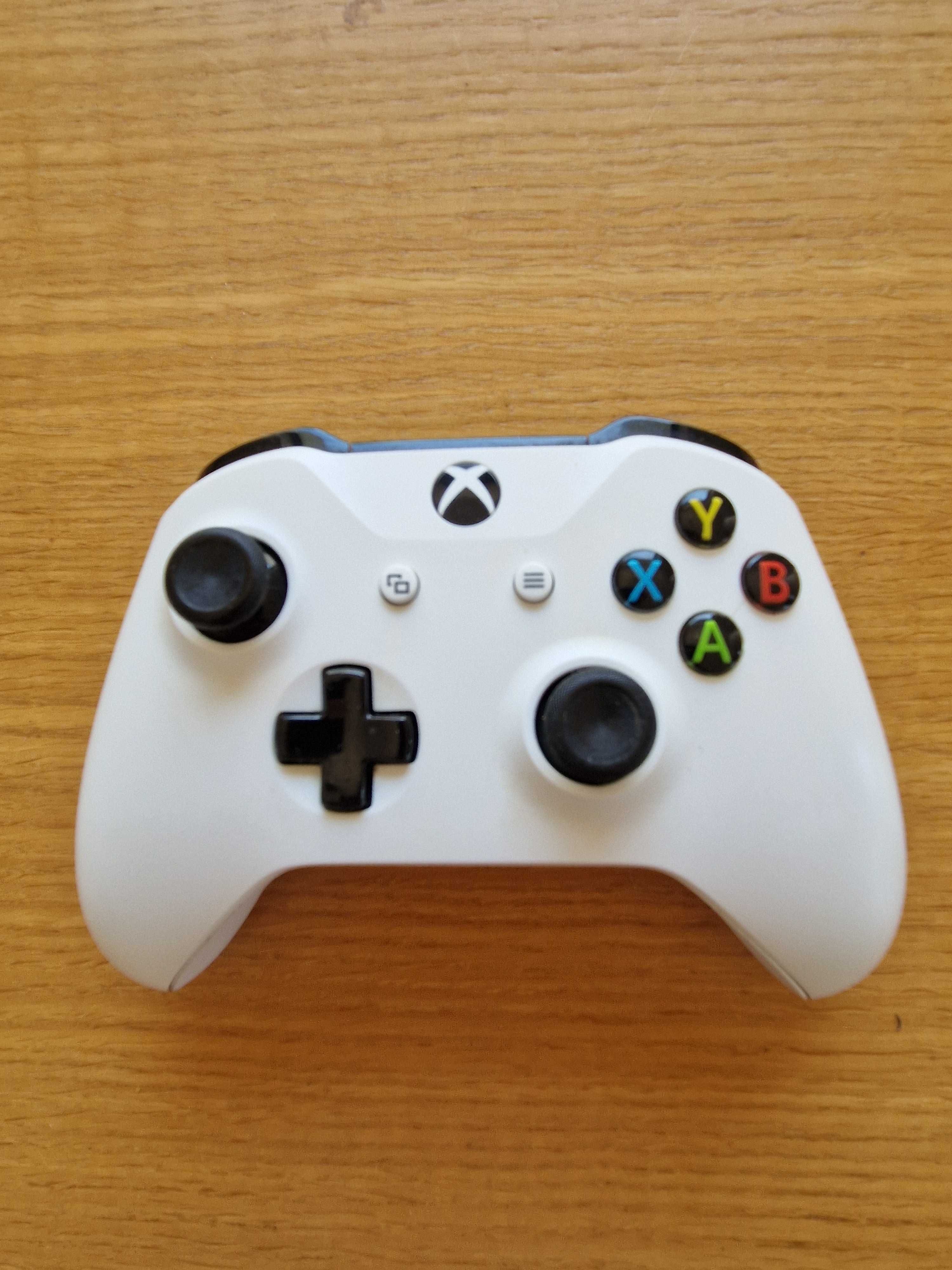 Xbox One S + 2 pady + akumulatory – Stan bardzo dobry