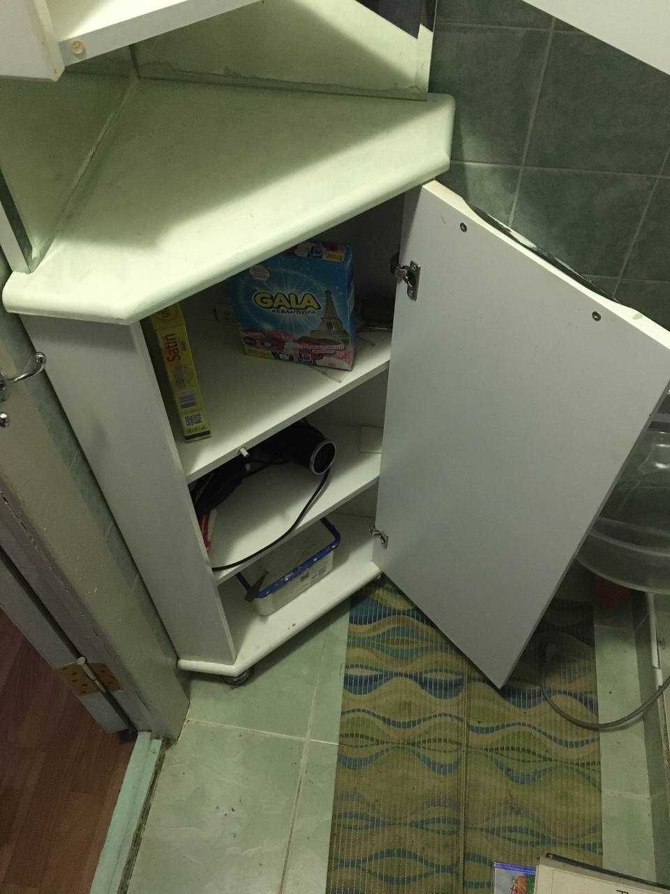 Угловая шкафчик в ванную