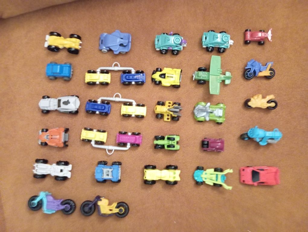 Figurki jajka Kinder Niespodzianki zestaw dla dzieci 27 sztuk auta