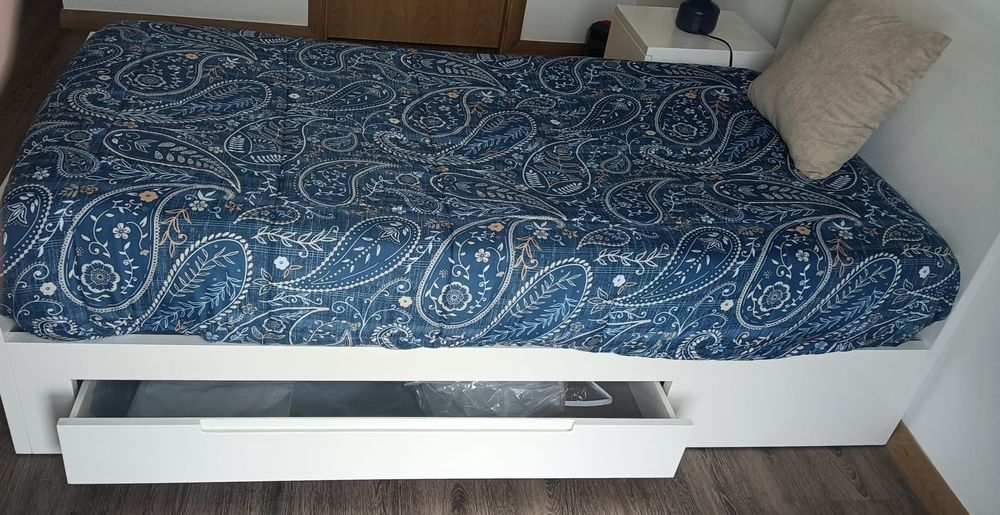 Cama solteiro e mesinha cabeceira