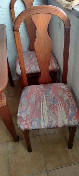 Mesa de madeira extensível com 4 cadeiras