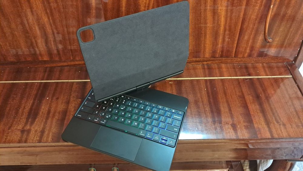 Магнітний чехол- клавіатура для  iPad Pro 12.9”, з рджб підсвіткою.