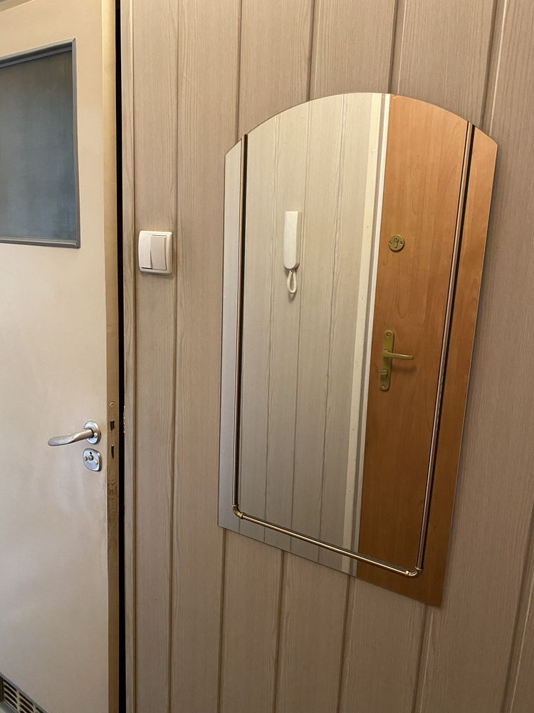 Lustro wiszące z delikatnym zdobieniem