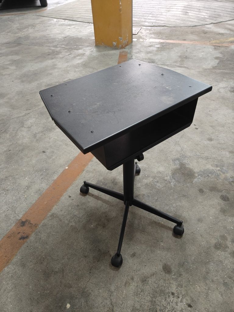 Vendo mesa de TV ou outros afins.