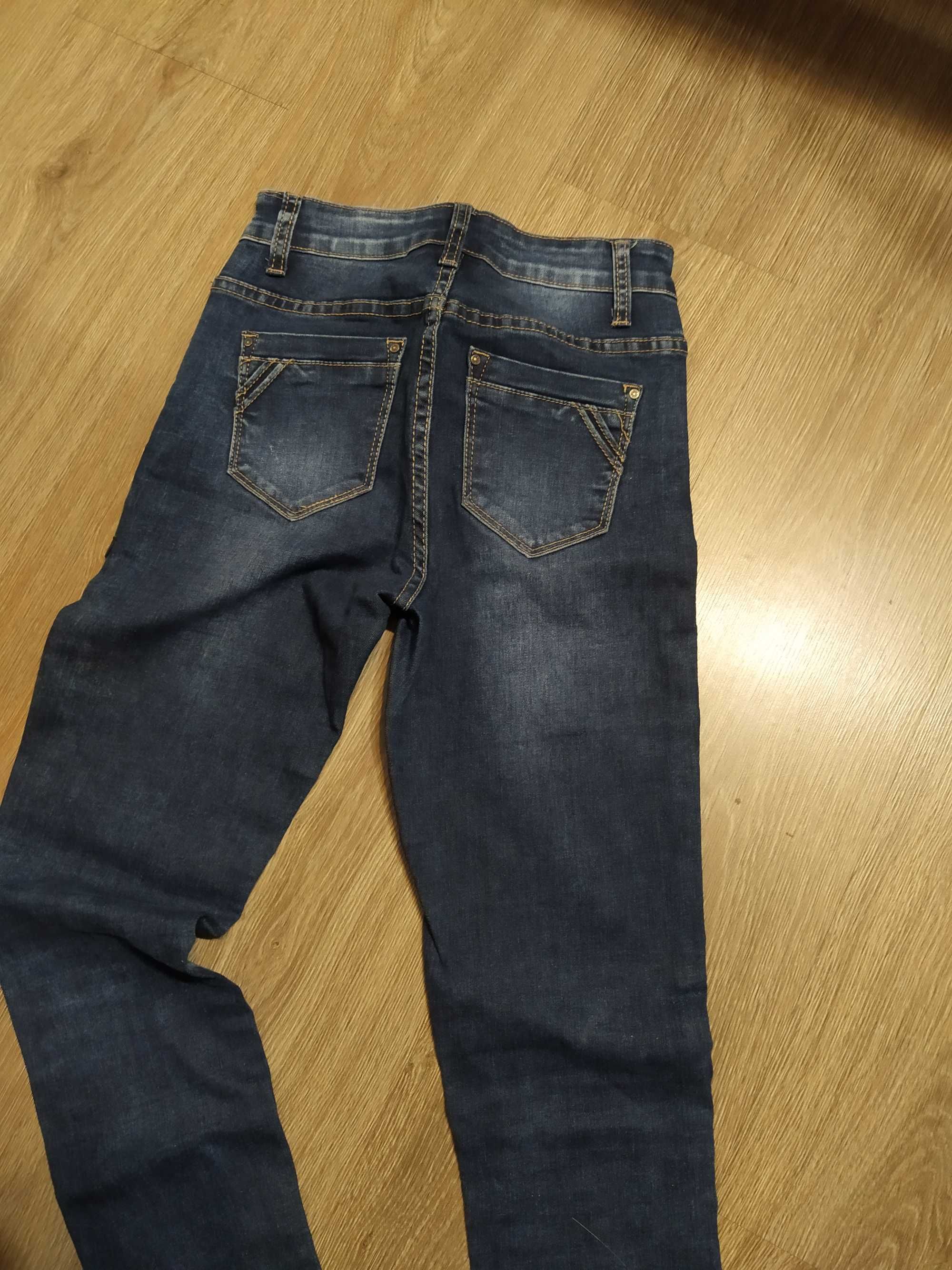 Spodnie jeansowe z haftem