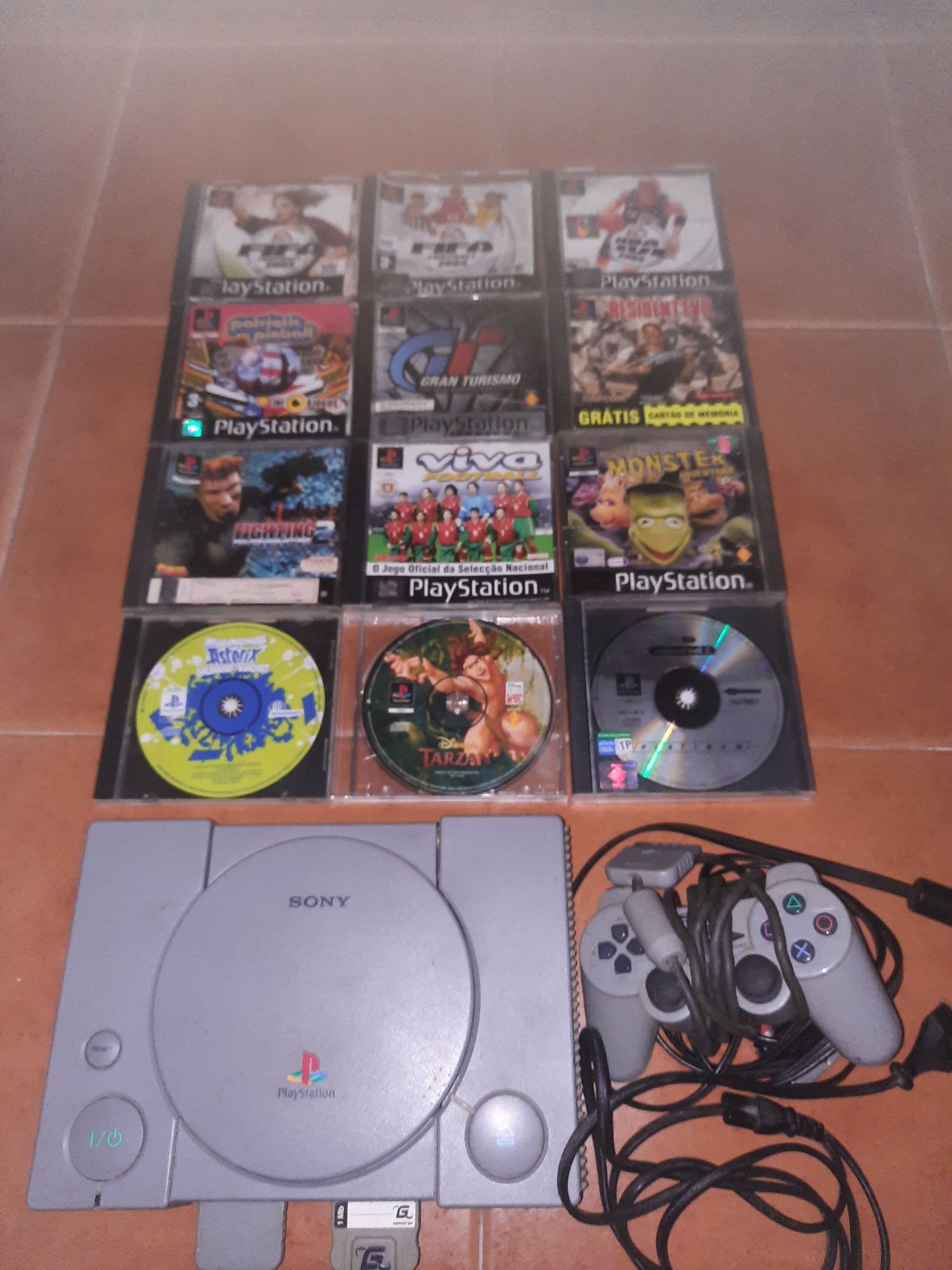 Playstation 1 com comando mais 12 jogos