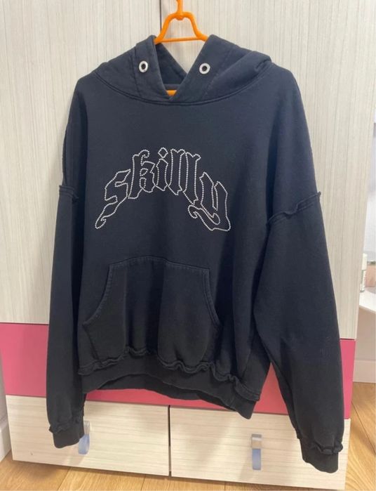 Czrna bluza skilly