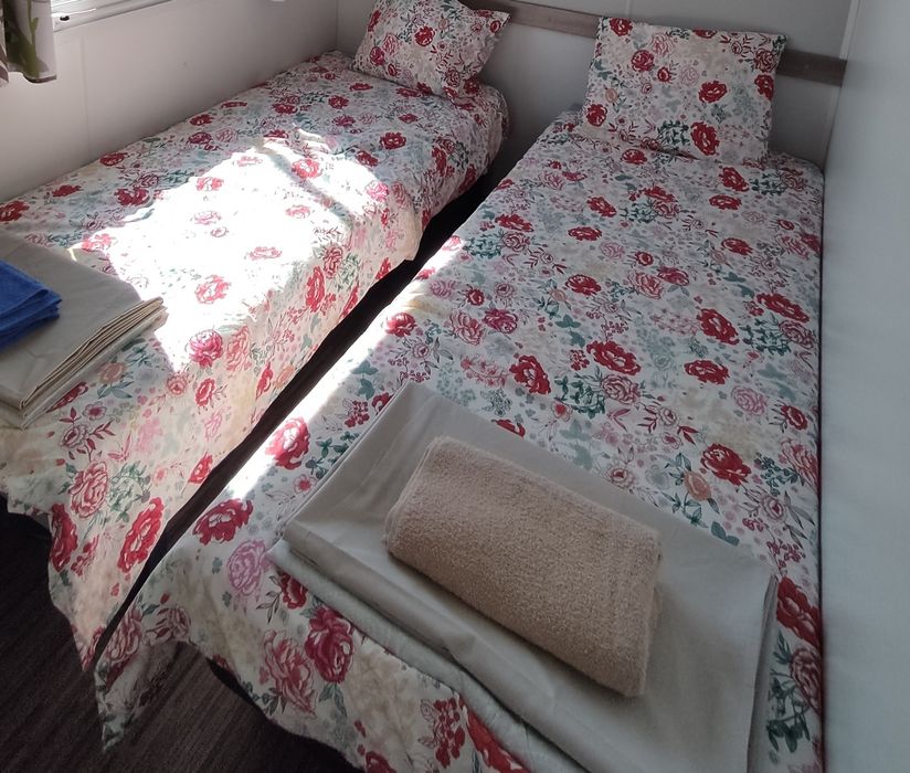 Cama individual com colchão e estrado