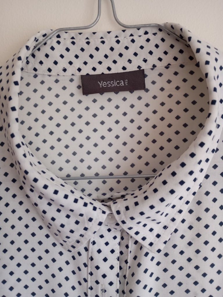 Blusa C&A branca com quadrados pretos