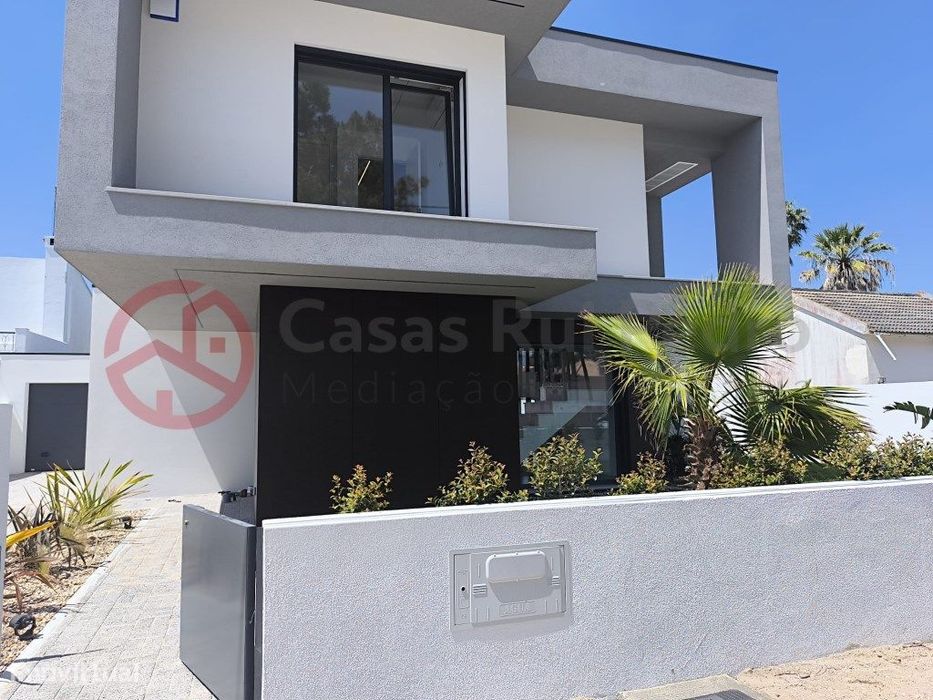 Moradia de 2 pisos, T3, com Garagem e Piscina, na Aroeira