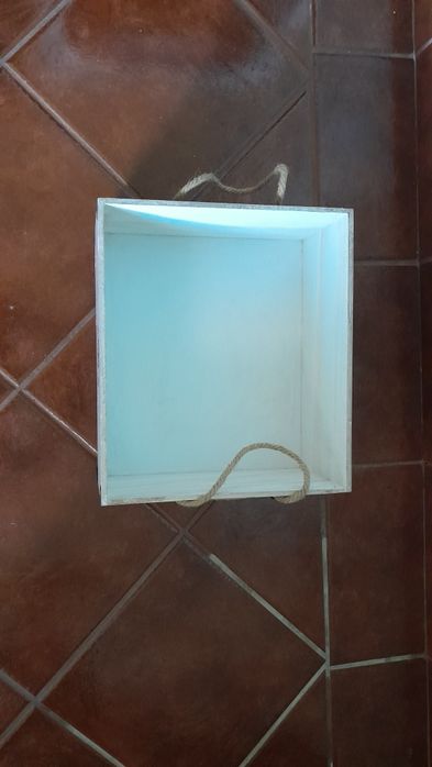 Caixa decorativa/arrumação com cordas dos lados a servirem de pegas