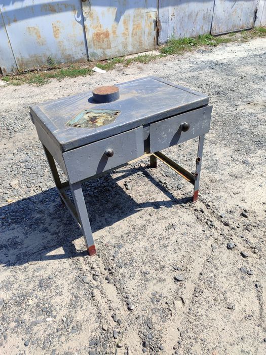 Продам верстак для гаража с  выдвижными ящиками.