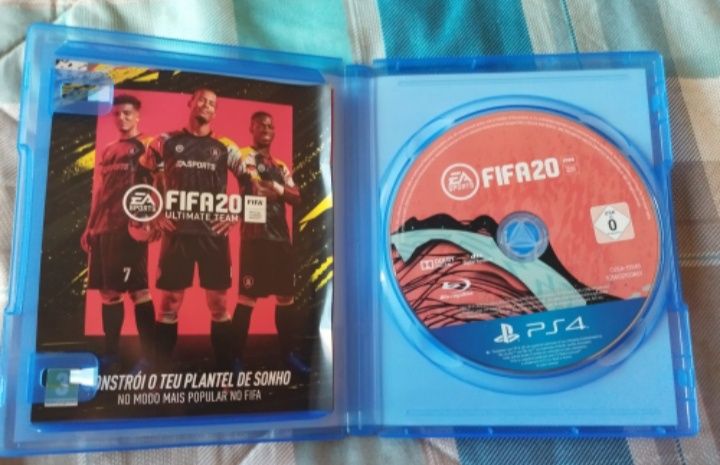 PlayStation 4 1TB+ comando+ 3 jogos