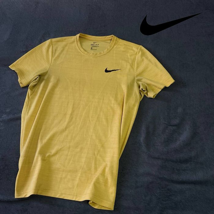 Спортивная футболка nike желтого цвета M