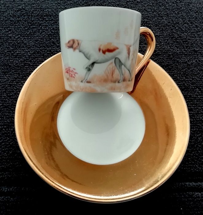 Chávena de café e pires, em porcelana da extinta fábrica Artibus.