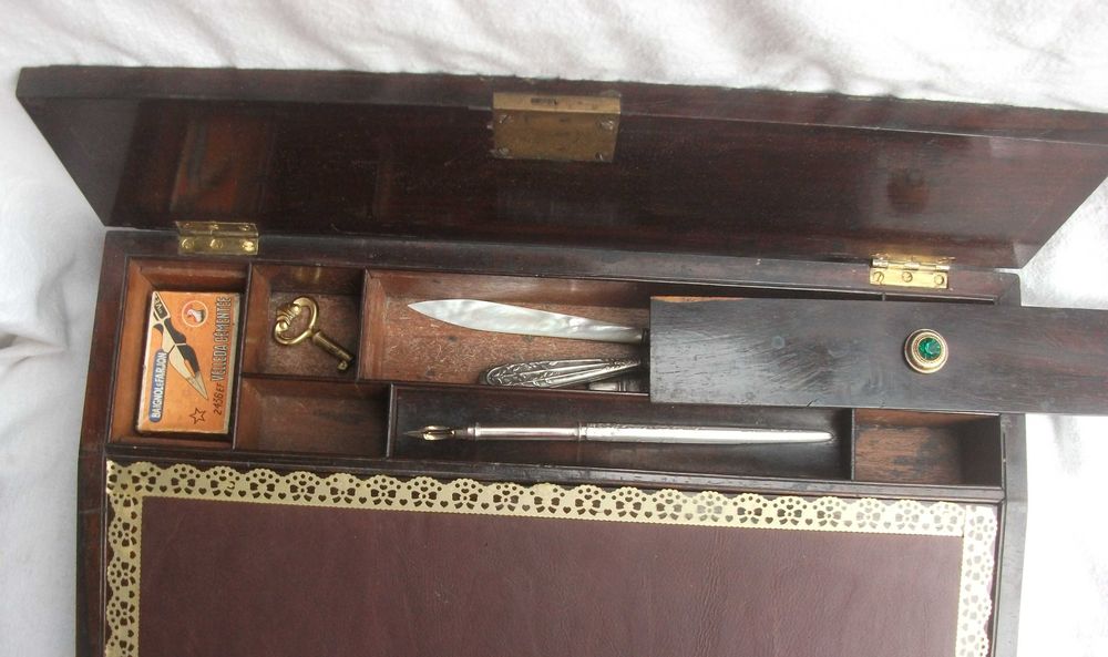 Escrivaninha portátil em pau rosa e madrepérola. Caixa de escrita.