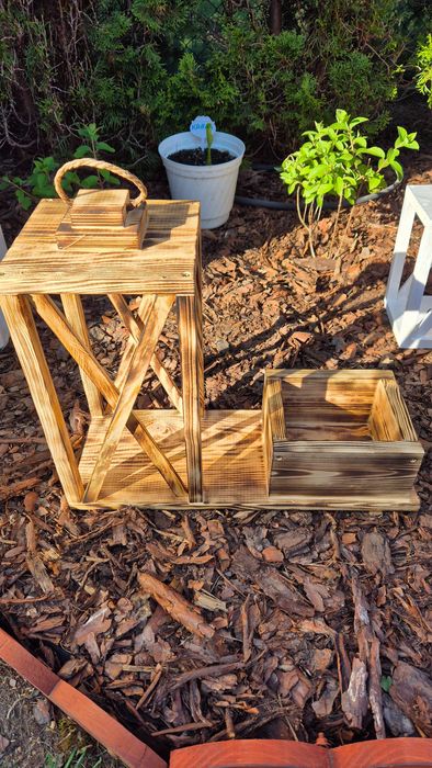 Lampion drewniany opalony na desce z doniczką