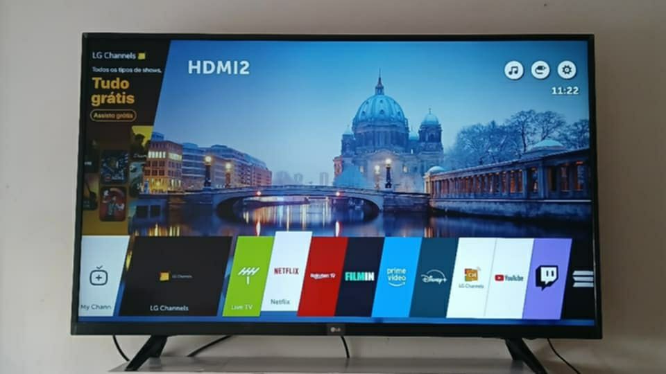 TV smart LG 49 polegadas com comando e wifi  tem youtube e Netflix ..