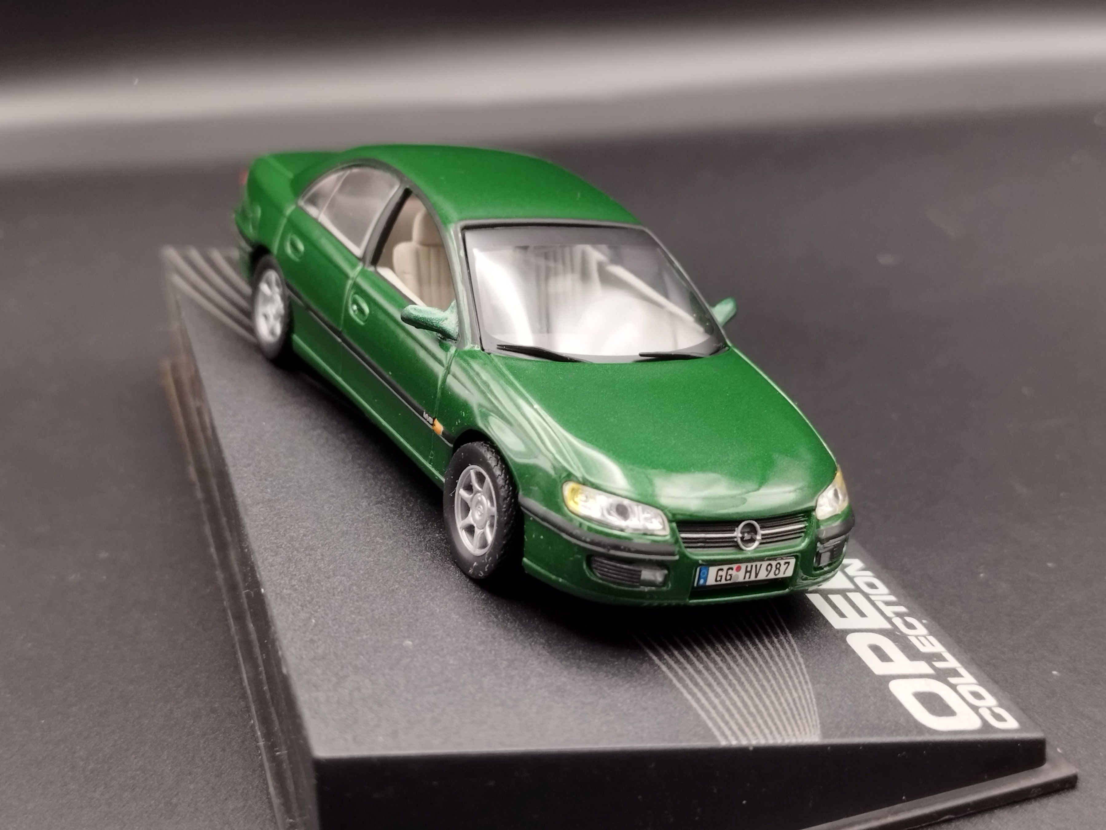 1:43 Opel Collection Omega B MV6 model używany