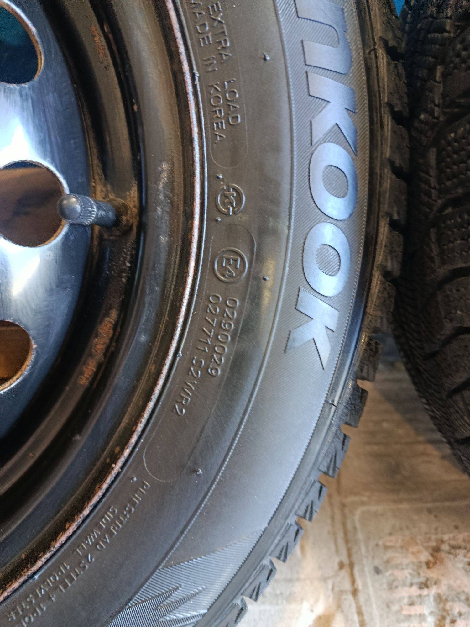 Продам резину с дисками Зима Hankook 185.65.R14