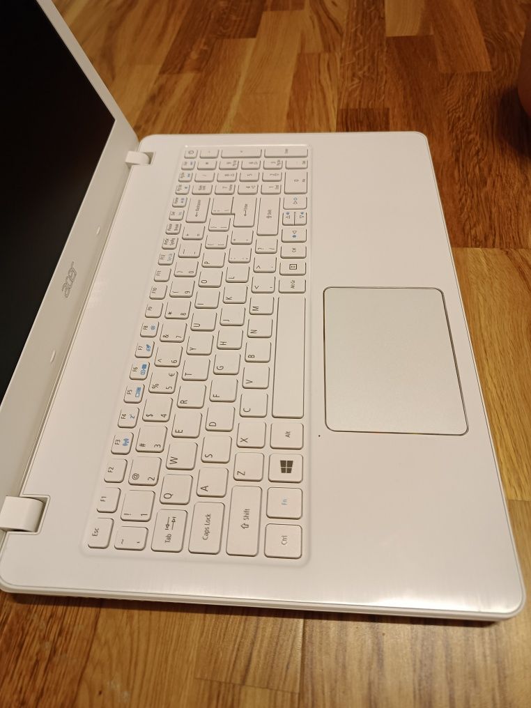 Acer Aspire F5-573G, i5-7200 2.5GHz, 8GB RAM, 1TB HDD, Windows 10,
