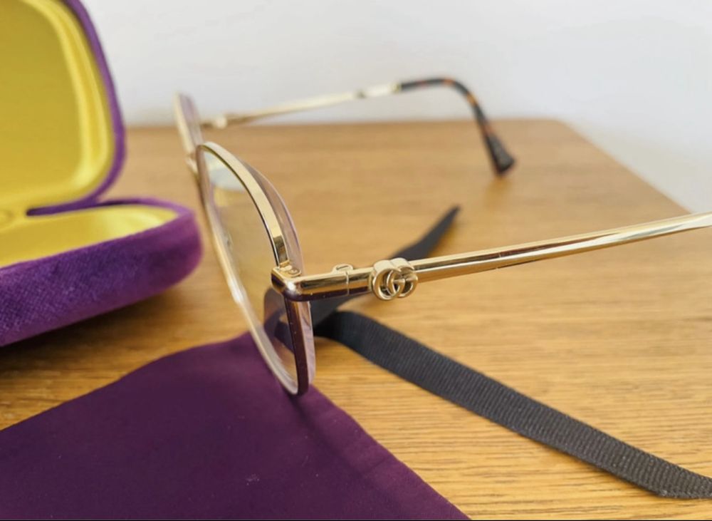 Armações metálicas douradas gucci