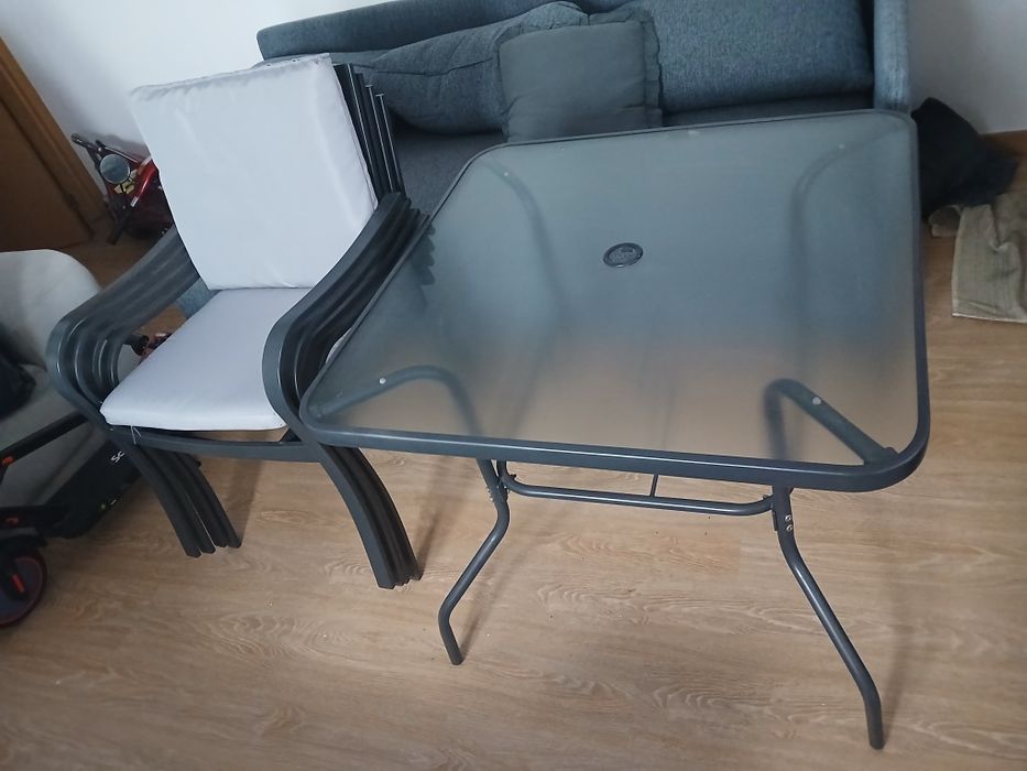 Conjunto mesa e cadeiras