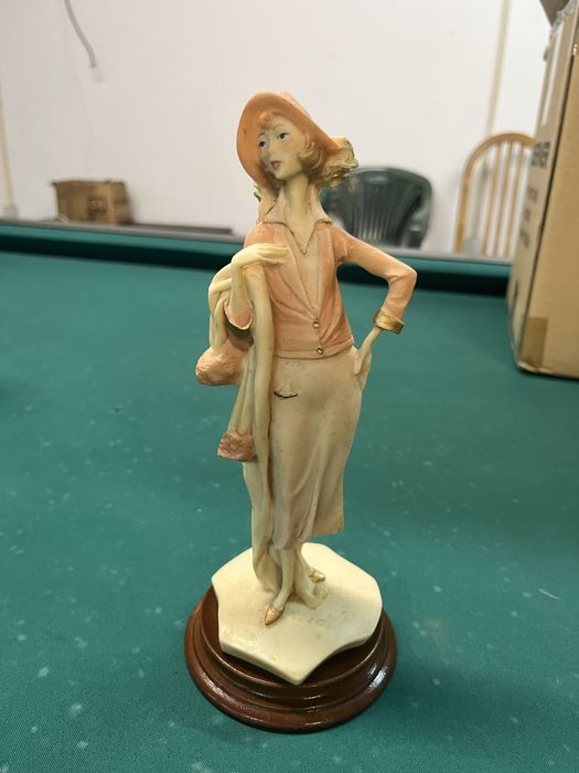 Peça de uma mulher em louça