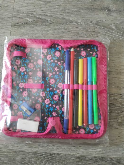 Nowy piórnik z wyposażeniem