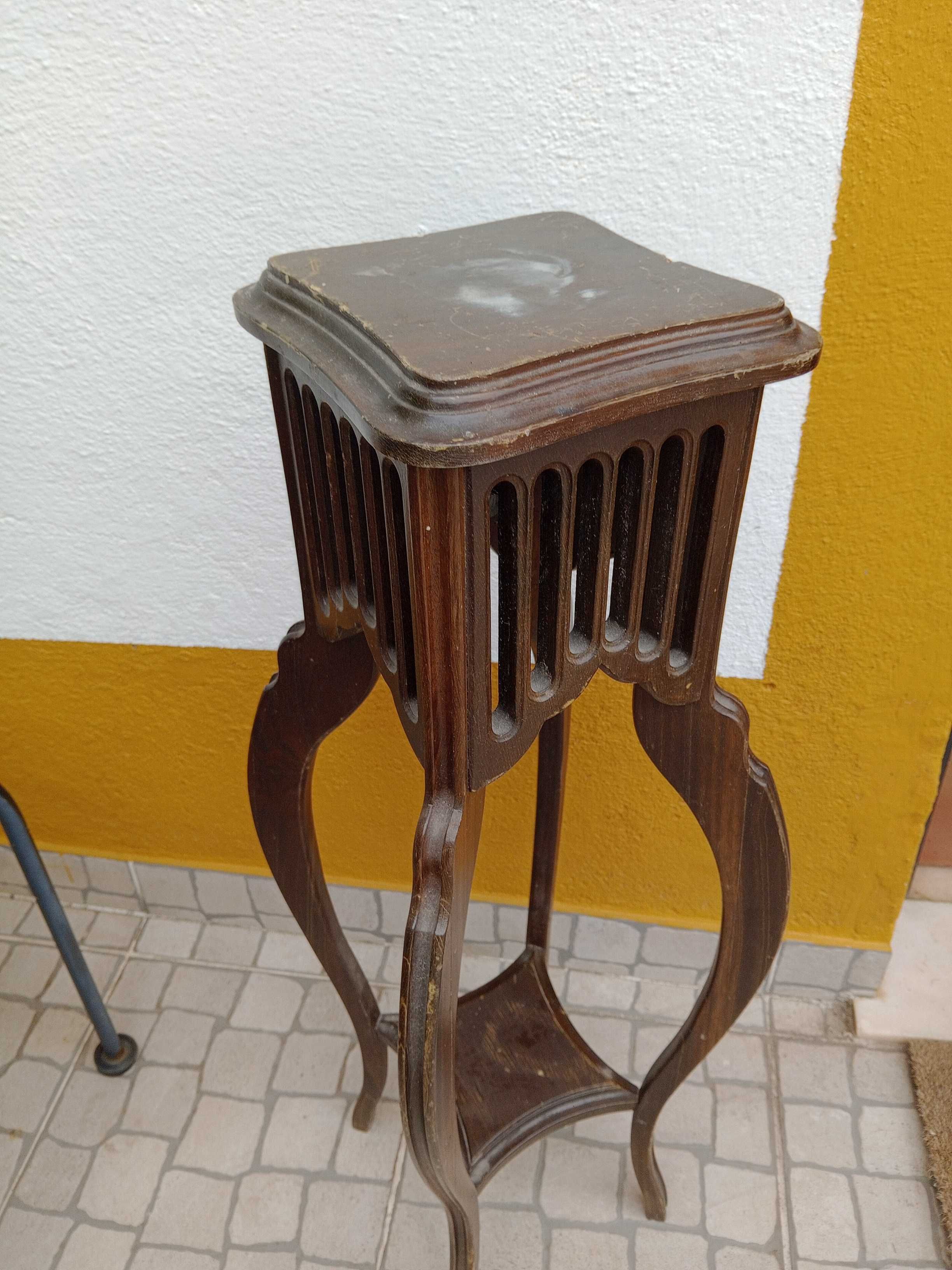 Floreira de pé antiga