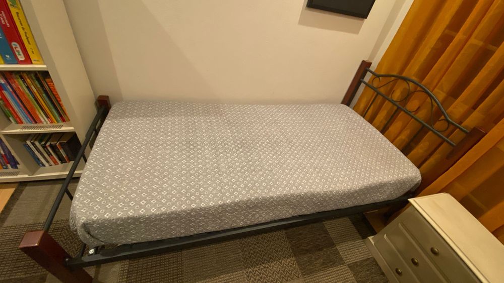 Cama individual com colchão
