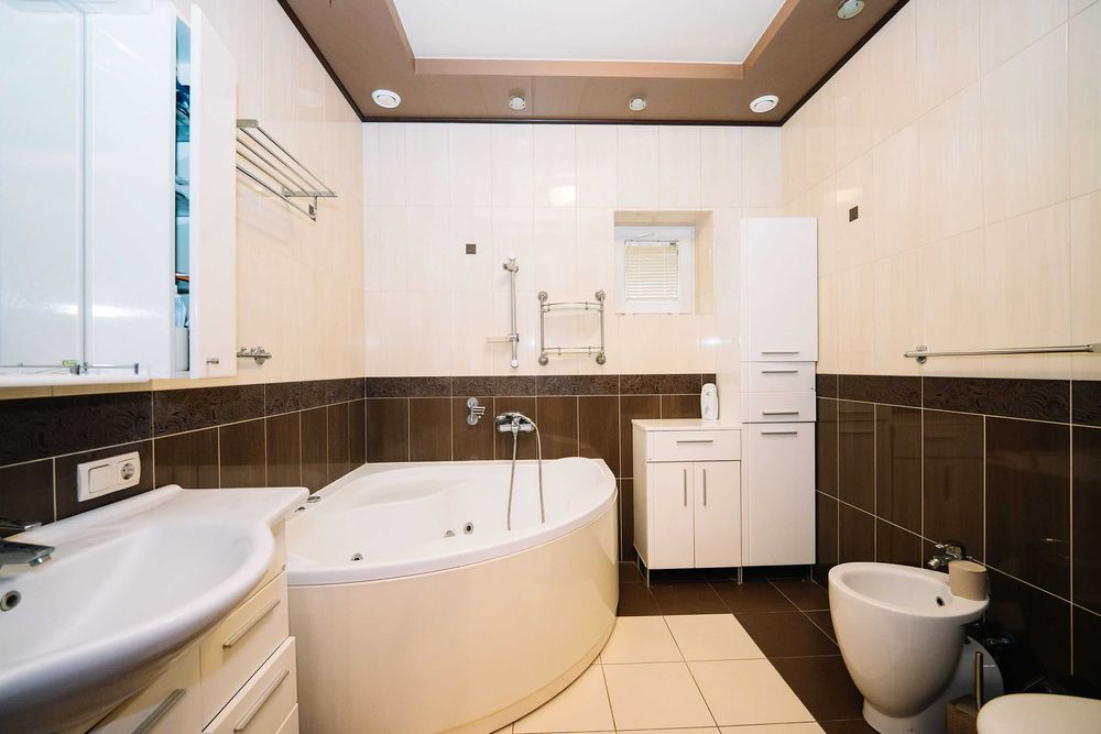 Простора дворівнева квартира в центрі!