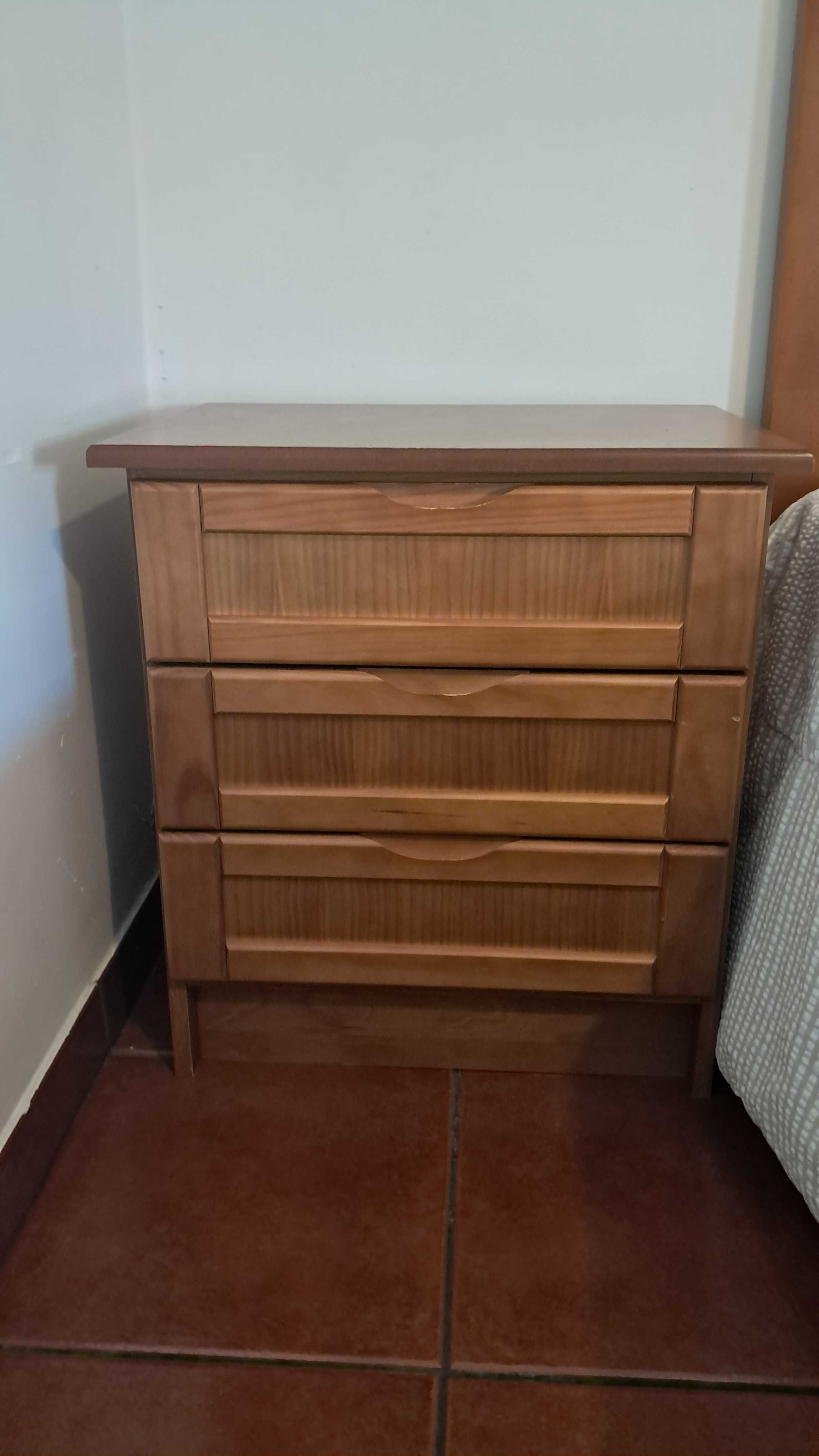 Conjunto Quarto: Sommier com Colchão e Cabeceira e Mesa de Cabeceira!