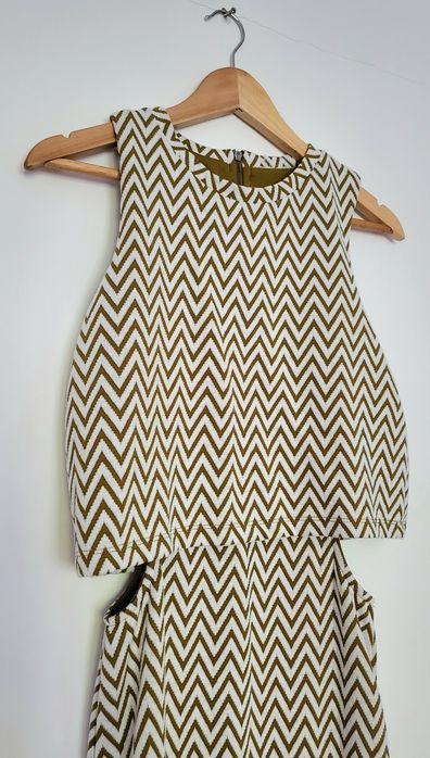 Sukienka XS Vero moda geometryczny wzór wcięcia w talii ołówkowa